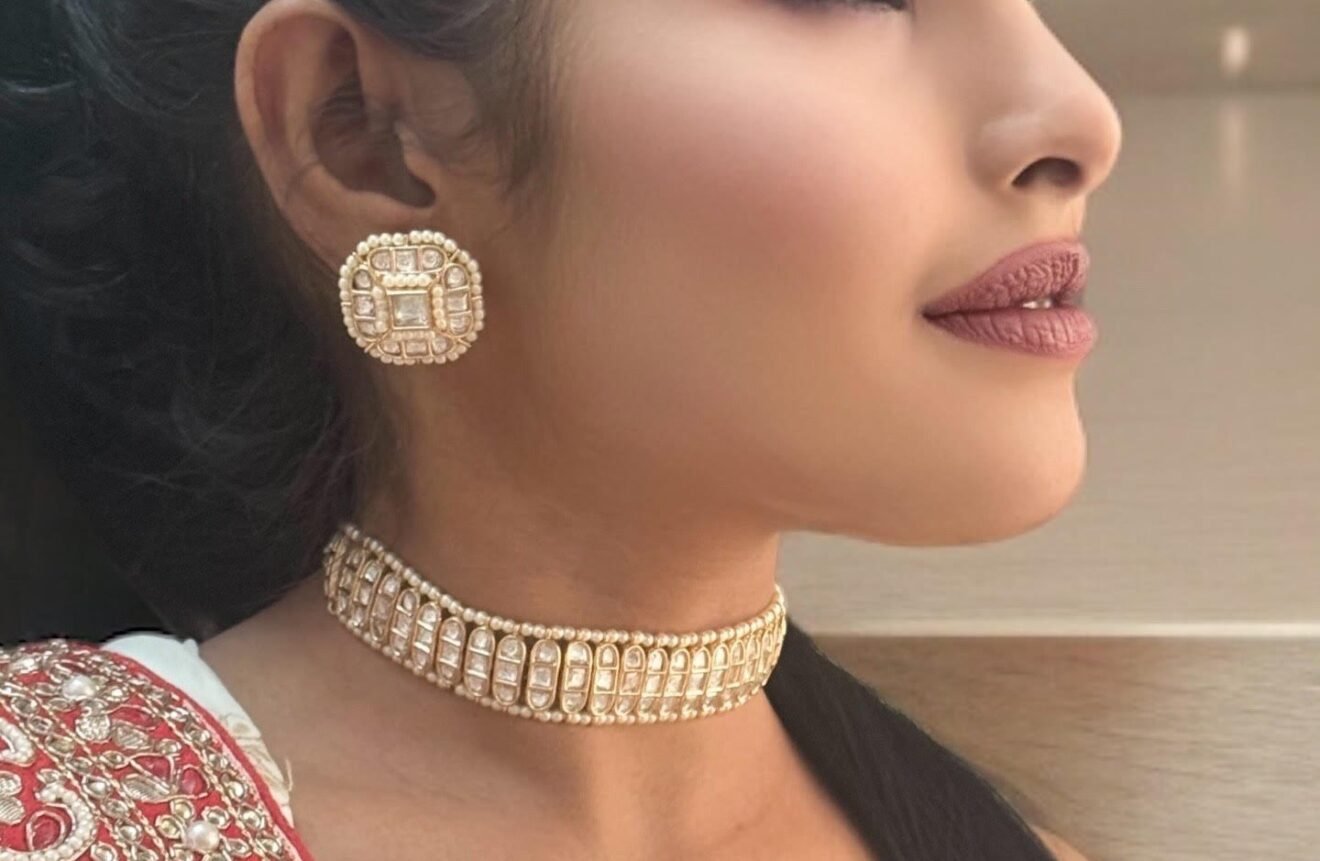 Timeless Beauty of Pearl Necklaces: Style & Care Guide.