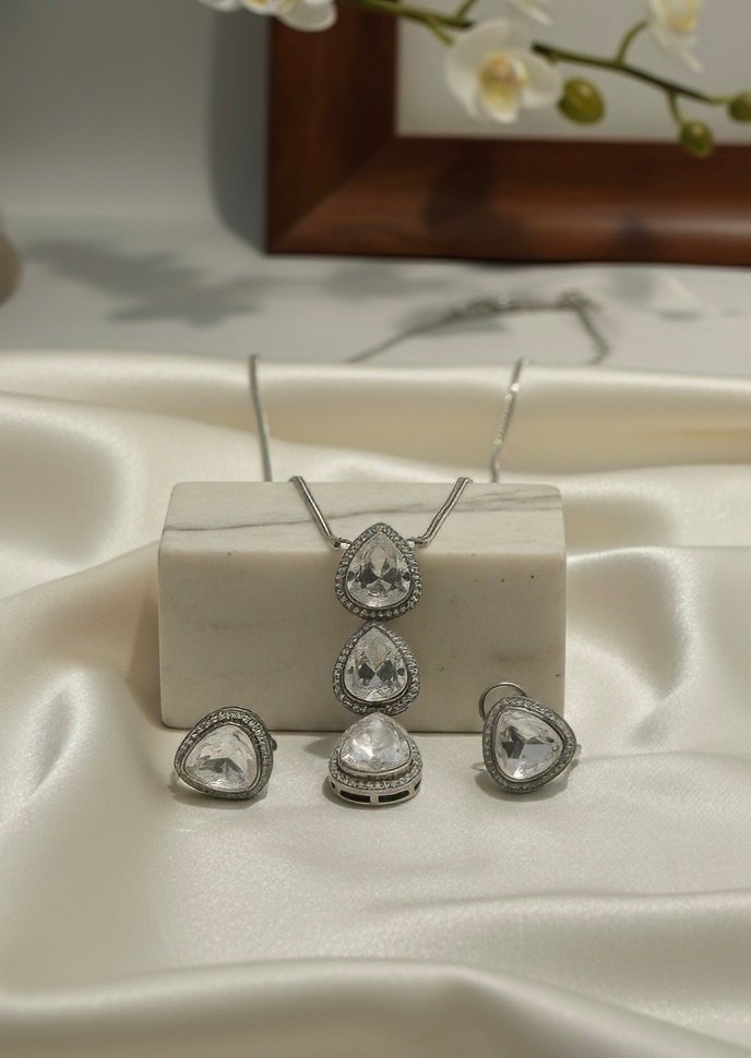 Elegant Silver Necklace Set – A Minimalist Masterpiece